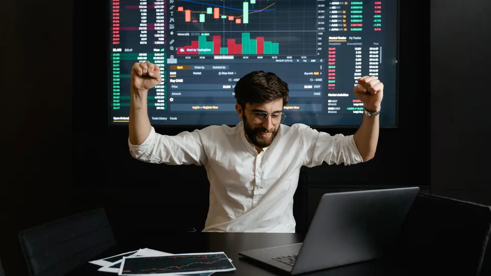 Analytics dashboard highlighting $10,000 monthly profit achieved by single-person business